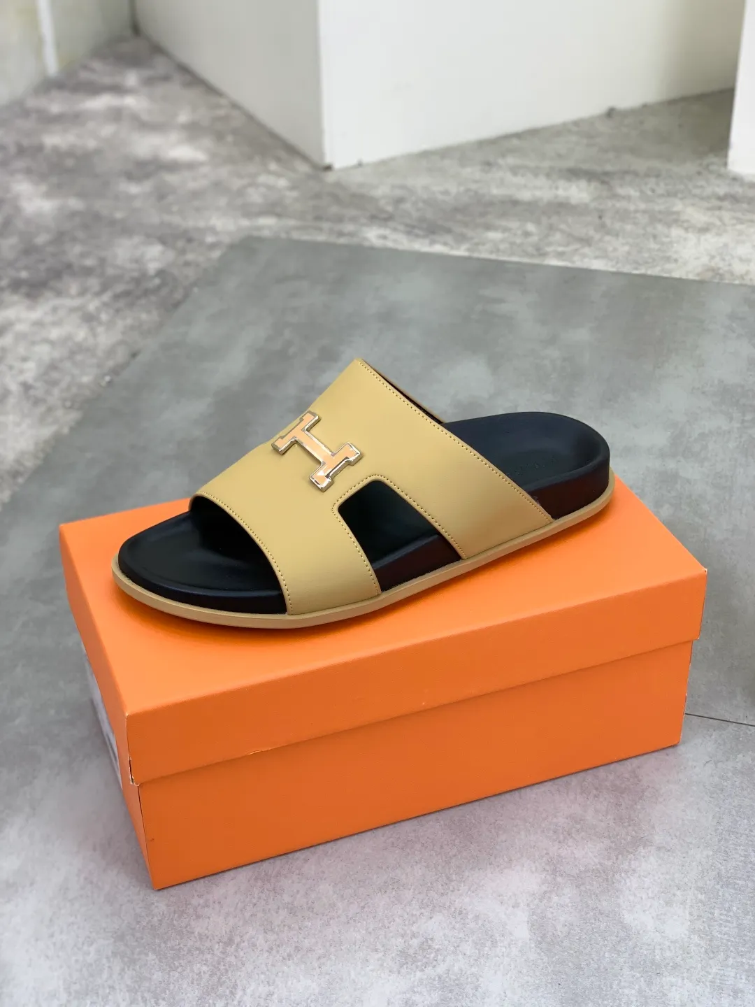 Men's shoes 💰P440 New [HERMES] high-end quality new Hermès slippers, made of imported calfskin, wear-resistant and non-slip rubber outsole. Fashionable and elegant code number: 39-44 (38 45 46 customized)